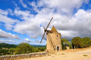 Ancien moulin à vent dans le village de Saint-Saturnin-lès-Apt, Provennce, France.