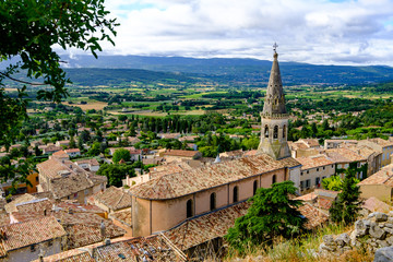 Obraz premium Vue sur l'église et le village de Saint-Saturnin-lès-Apt, Provence, France.