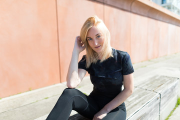 Fototapeta premium Junge Frau im Sportoutfit in der Stadt