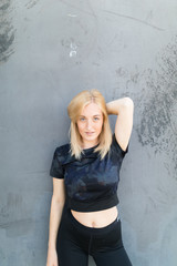 Naklejka premium Junge Frau im Sportoutfit in der Stadt