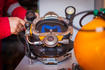 Casco de buzo profesional con cámara incorporada y linterna para una inmersión	