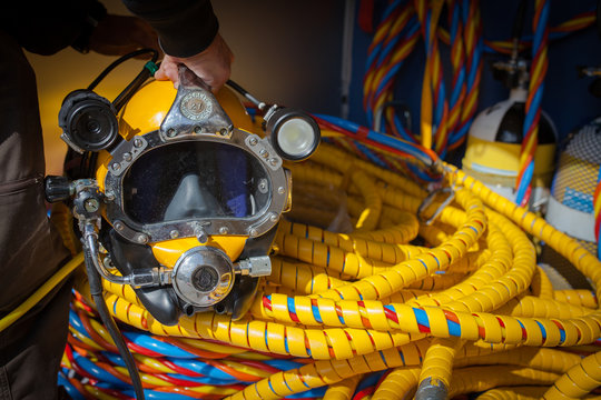 Casco de buzo profesional con c&aacute;mara incorporada y linterna para una inmersi&oacute;n junto al cord&oacute;n umbilical