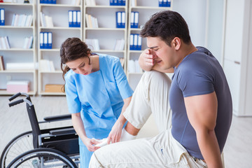 Obraz premium Doctor and patient during check-up for injury in hospital