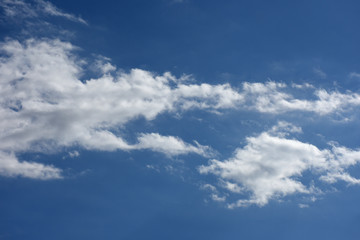 Fototapeta na wymiar 青空と雲「雲の風景」（真実の光、信じる力、夢をかなえる力、この夢の先に、希望をつかむ、将来性などのイメージ）