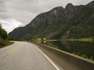 Paisajes de carretera por la zona de ODDA  en el sur de Noruega ,en Europa en el verano de 2017.  Fiordo de Sandvevatnet
