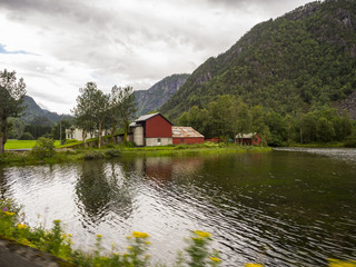 Fototapeta na wymiar Paisajes de carretera por el trayecto desde ODDA a la cascada de LATEFOSSEN, por el sur de Noruega en Europa en el verano de 2017. Fiordo de Sandvevatnet 