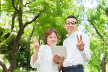 シニア夫婦　タブレット