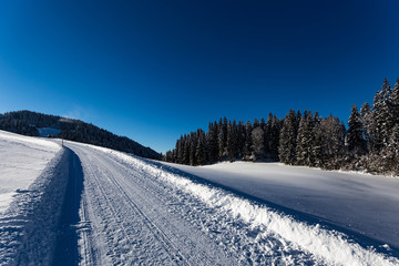 Obraz premium Schneefahrbahn am Berg