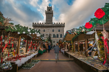 Mercatini di Natale in piazza Grande a Montepulciano, Toscana - obrazy, fototapety, plakaty