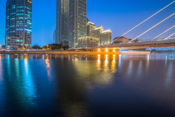 Obraz premium Tianjin Hai river waterfront downtown skyline with modern bridge