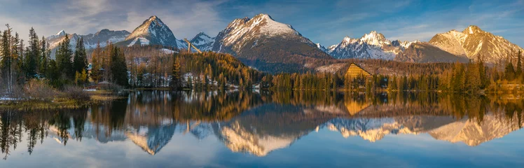 Fototapeten Panorama eines Bergsees in Winterlandschaft, Strbske Pleso, Slowakei, Hohe Tatra © Mike Mareen