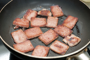 フライパンで焼くランチョンミート