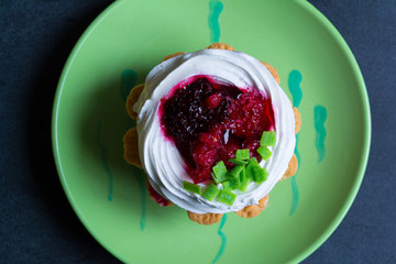 Пирожное корзинка с белковым кремом и фруктами.