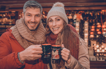 paar auf dem Weihnachtsmarkt