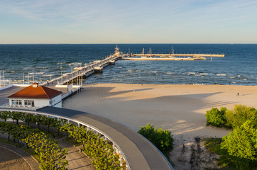 Obraz premium Widok na drewniane molo i piękną piaszczystą plażę w kurorcie Sopot. Morze Bałtyckie, Polska.