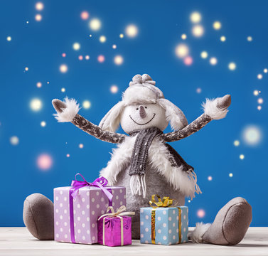Cheerful snowman with Christmas presents in boxes sends New Year's greetings!