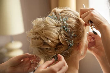 Tuinposter Bruiloft kapsel en make-up. Visagist maakte make-up voor mooie bruid op trouwdag © Wedding photography
