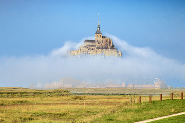 Le Mont saint Michel entouré de brume de mer, Normandie, Manche, Cotentin, France 