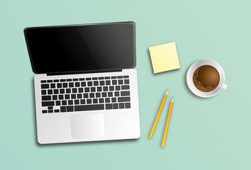 Arbeitsplatz mit Laptop, Notizblock und einer Tasse Kaffee