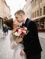 wedding couple  posing in city