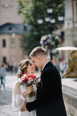 wedding couple  posing in city