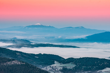 Obrazy  Mglisty krajobraz górski rano z Babią Górą, Polska