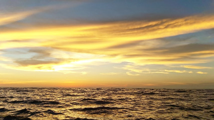Obraz premium the magnificent Golden sunset in the ocean