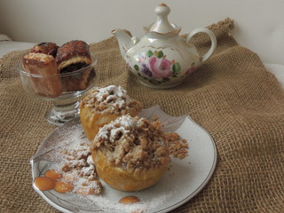 Перекус, печеное, чай, еда, стекло, фарфор, посуда, обои ,заставка, чайник, напиток, отдых,  печеное яблоко, завтрак,холст, мешковина, корчневый