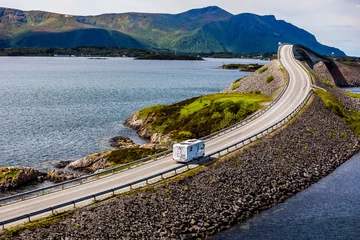 Papier Peint photo Atlantic Ocean Road Caravan Car RV se déplace sur l& 39 autoroute Atlantic Ocean Road Norway.