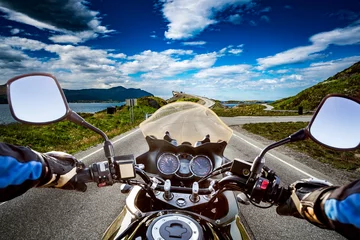 Cercles muraux Atlantic Ocean Road Biker rides a road with Atlantic Ocean Road in Norway. First-person view.