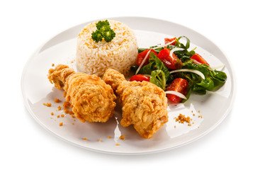Grilled chicken drumsticks and vegetables