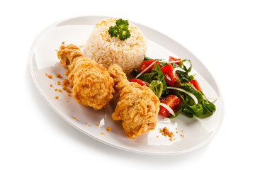Grilled chicken drumsticks and vegetables
