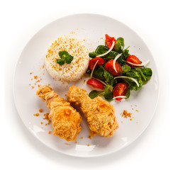 Grilled chicken drumsticks and vegetables