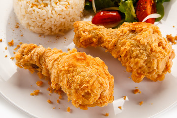 Grilled chicken drumsticks and vegetables