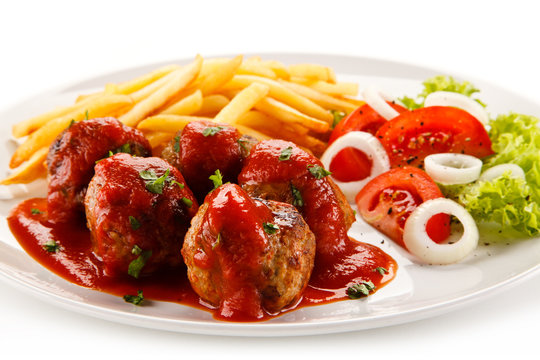 Roasted meatballs, chips and vegetables