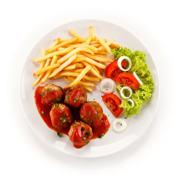 Roasted meatballs, chips and vegetables