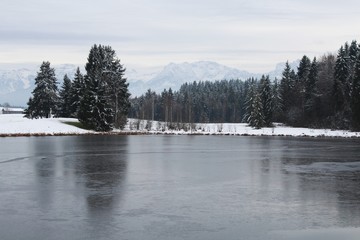 Romantischer Weiher in Winterlandschaft, bayrisches Voralpenland