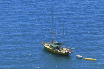 Bateau de plaisance sur une mer calme