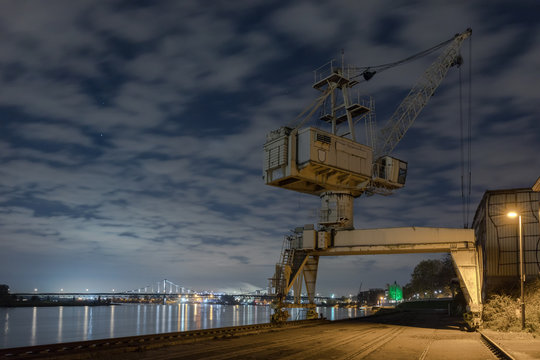 Alter Hafenkran bei Nacht in Krefeld am Rhein / Niederrhein