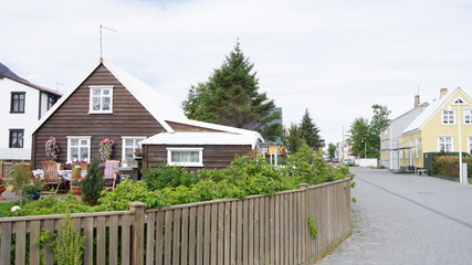 Stadtpanorama - alte Häuser in Ísafjörður in den Westfjorden, Island