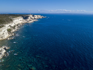 Fototapeta na wymiar Vista aerea sulle scogliere di calcare bianco, falesie. Corsica, Francia. Stretto delle Bocche di Bonifacio che la separa la Corsica dalla Sardegna