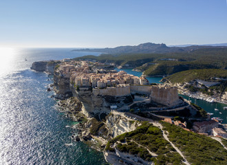 Vista aerea della città vecchia di Bonifacio costruita su scogliere di calcare bianco, falesie. Corsica, Francia. Stretto delle Bocche di Bonifacio che la separa la Corsica dalla Sardegna 