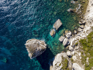 Vista aerea sulle scogliere di calcare bianco, falesie. Corsica, Francia. Stretto delle Bocche di Bonifacio che la separa la Corsica dalla Sardegna