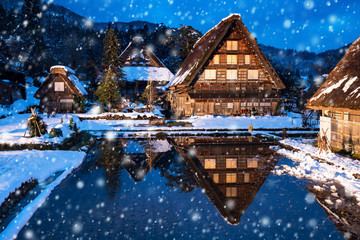 Naklejka premium Wioska Shirakawago w Japonii w zimie