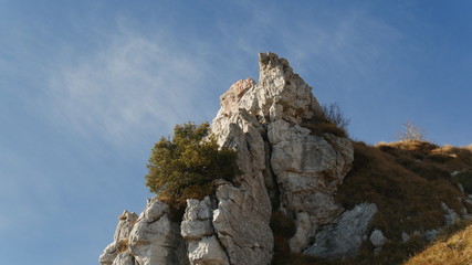 Rocce e cielo azzurro in Grigna nelle Alpi di Lecco