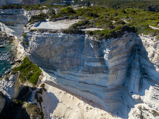 Vista aerea sulle scogliere di calcare bianco, falesie. Corsica, Francia. Stretto delle Bocche di Bonifacio che la separa la Corsica dalla Sardegna