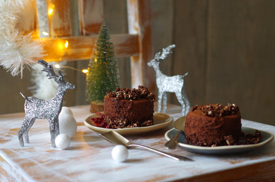 Mousse au Chocolat T&ouml;rtchen mit Schokoladen-Haferflocken Boden- und Crumbles und Preiselbeersauce (Winter /Weihnachten)
