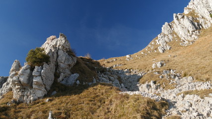 Rocce e cielo azzurro in Grigna nelle Alpi di Lecco