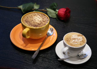 Чашки кофе и красная роза на столе