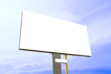 Obraz premium A large concrete billboard with a white screen against a blue sky on a sunny summer day.